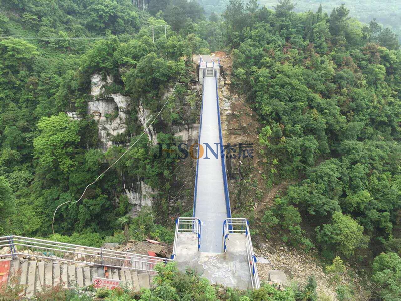 立柱悬幽谷，三丈见游鱼