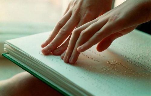 他们看不见我们，我们应看见他们